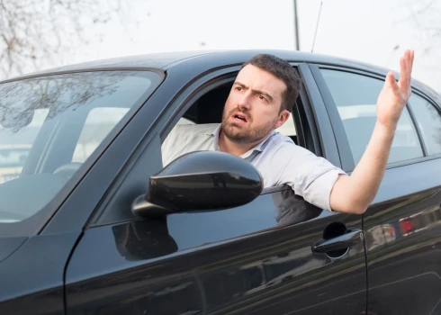 Kāda šofera pavirša darbība pie stūres nereti kaitina daudzus citu autovadītājus.