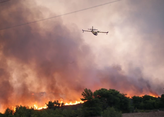 Grieķijā savvaļas ugunsgrēku dēļ evakuē tūkstošiem cilvēku