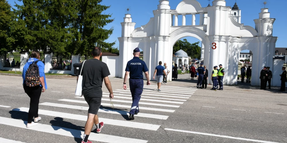 Svētceļnieki ierodas Aglonā uz Vissvētākās Jaunavas Marijas Debesīs uzņemšanas svētkiem.