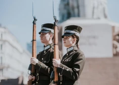 Sabiedrībā sākusies diskusija par to, vai obligātajā militārajā dienestā būtu jāiesauc arī sievietes.