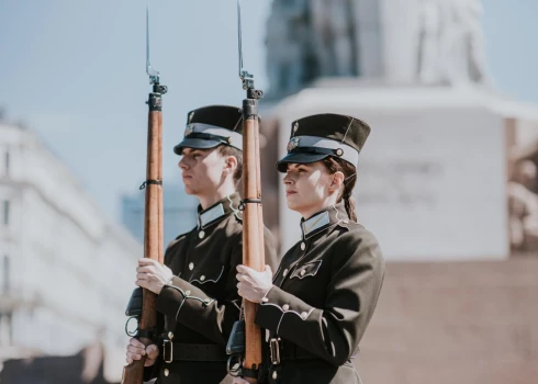 Sabiedrībā sākusies diskusija par to, vai obligātajā militārajā dienestā būtu jāiesauc arī sievietes.