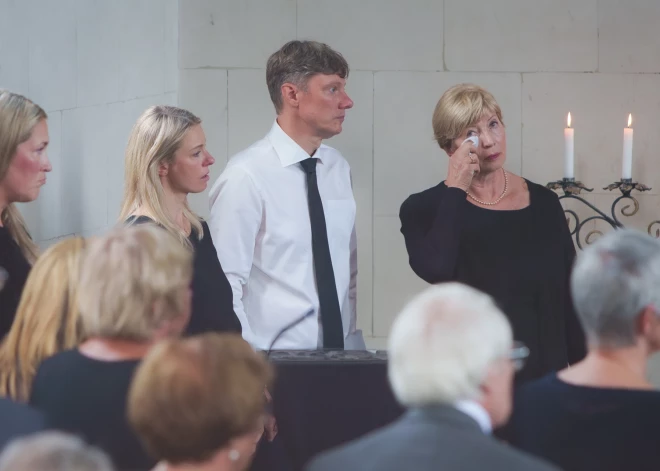 Sestdien, 10. augustā, notika atvadīšanās no literāta un tulkotāja Raimonda Auškāpa.