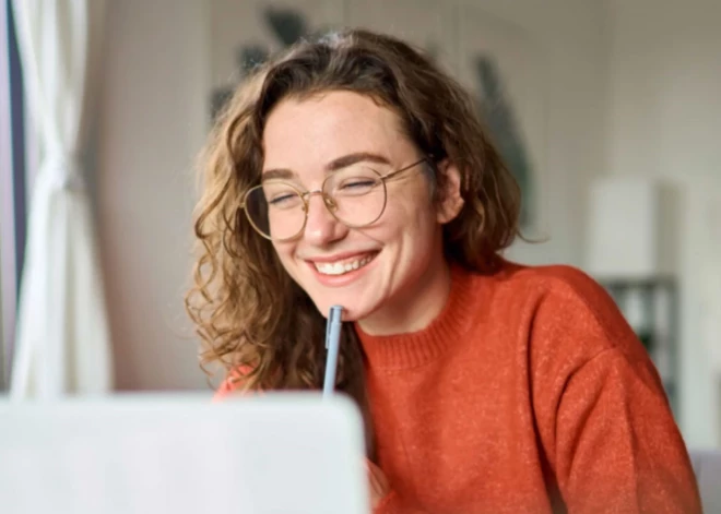 OptiO dāvina brilles skolotājiem un studentiem