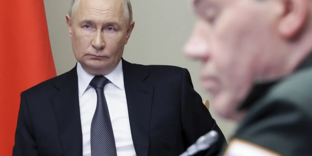 Krievijas diktators Vladimirs Putins un armijas ģenerālštāba priekšnieks Valērijs Gerasimovs