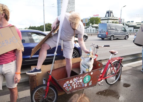 Piketā sākotnēji piedalījās apmēram 20 cilvēki, no kuriem lielākā daļa rīko pasākumu uz tilta, bet trīs cilvēki uz pasākumu atbraukuši ar motorlaivu pa Daugavu. Vēlāk pasākumam pievienojās vēl vairāki aktīvisti.