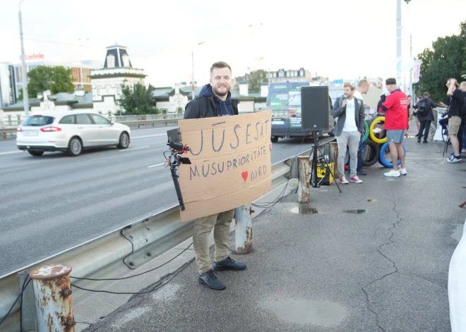 Piketā sākotnēji piedalījās apmēram 20 cilvēki, no kuriem lielākā daļa rīko pasākumu uz tilta, bet trīs cilvēki uz pasākumu atbraukuši ar motorlaivu pa Daugavu. Vēlāk pasākumam pievienojās vēl vairāki aktīvisti.