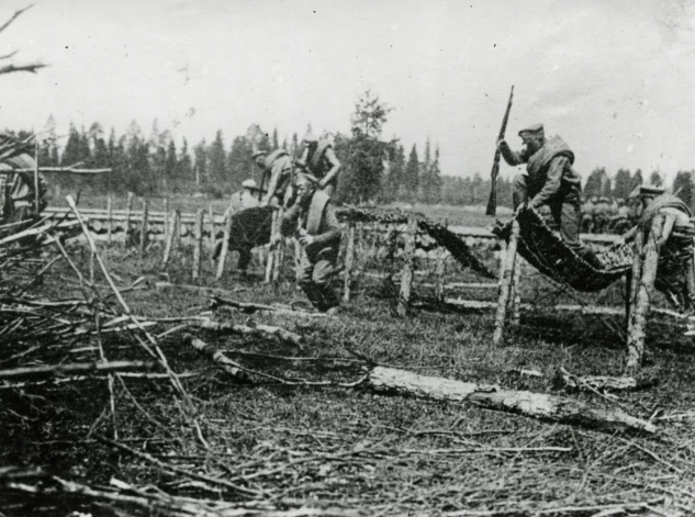 Krievijas impērijas karavīri mācībās pārvar šķēršļu joslu. 1914. gads.