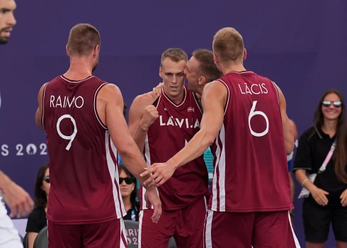 Kudzi pie radioaparāta visvairāk aizkustinājusi tieši Latvijas 3x3 basketbola izlase.