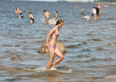 Veselības inspekcija un pašvaldības apgalvo, ka peldēties Baltijas jūrā un Rīgas jūras līcī ir droši. Ūdenes nav piesārņots.