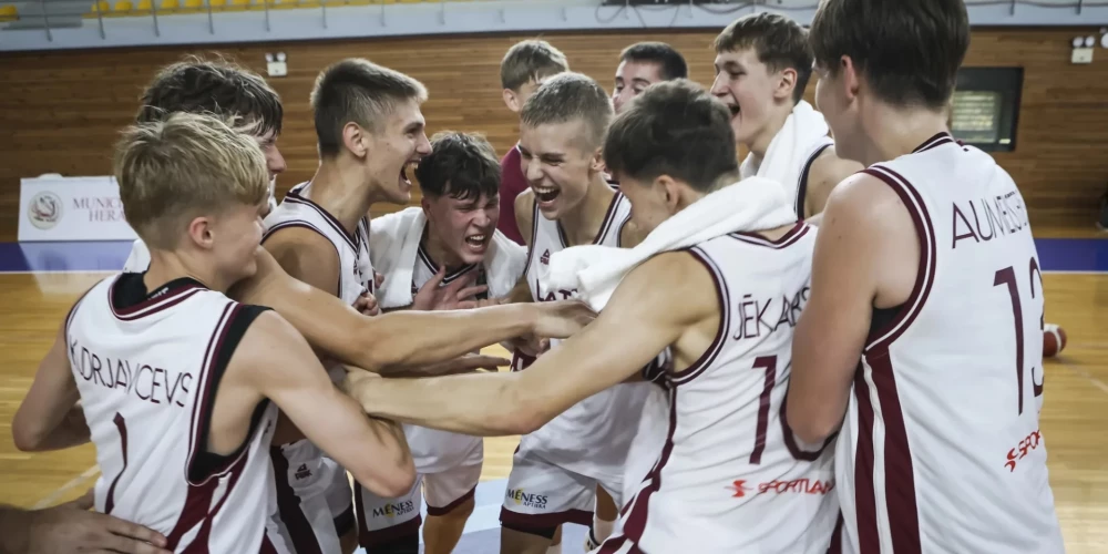 Latvijas U-16 basketbola izlase pēc uzvaras.