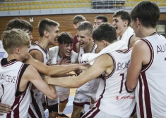 Latvijas U-16 basketbola izlase pēc uzvaras.