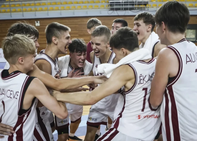 Latvijas U-16 basketbola izlase pēc uzvaras.