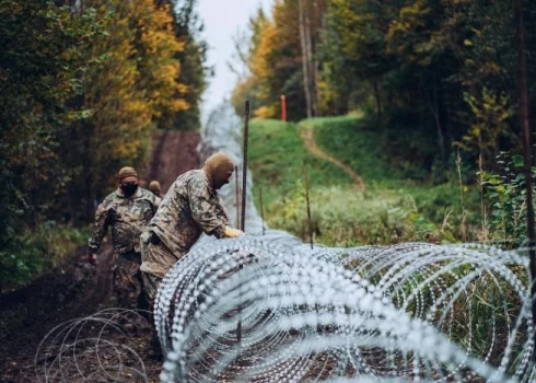 Dzeloņstiepļu būvniecība uz Latvijas un Baltkrievijas robežas.