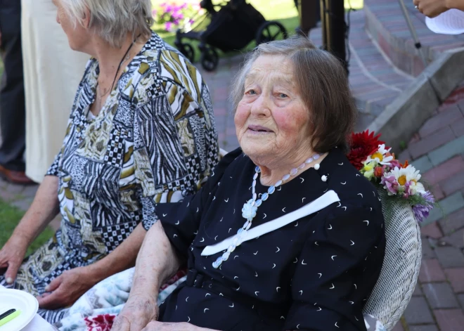 100 gadu jubileju atzīmē Lapmežciema iedzīvotāja Amālija Vera Strupe