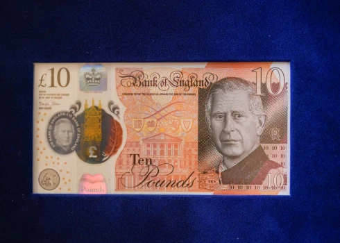 10 sterliņu mārciņu banknote, uz kuras attēlots karalis Čārlzs.