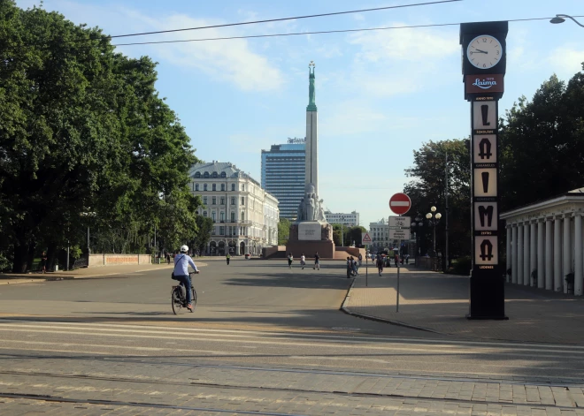 Pa Brīvības pieminekļa laukumu drīkst pārvietoties tikai kājām vai ar velosipēdu.