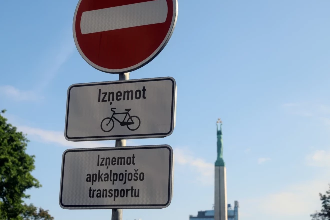 Pa Brīvības pieminekļa laukumu drīkst pārvietoties tikai kājām vai ar velosipēdu.