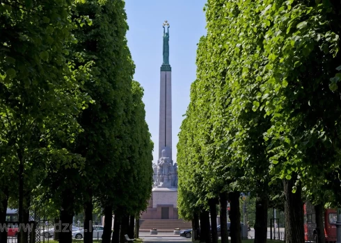 Likumā noteikts, ka Brīvības pieminekļa aizsargzona ir krietni plašāka, nekā tikai paša pieminekļa tiešā apkārtne.