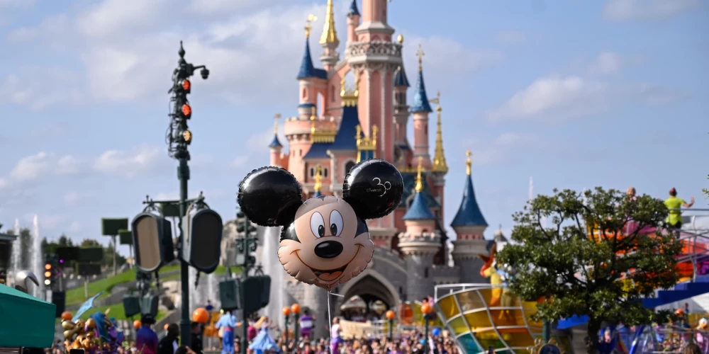 "Disnejlendas" ir slaveni "Walt Disney Company" atrakciju parki visā pasaulē