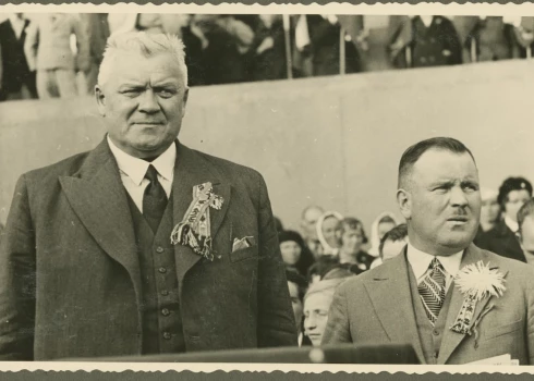 Kārlis Ulmanis un zemkopības ministrs Jānis Birznieks Pļaujas svētkos Rēzeknē 1936. gadā.