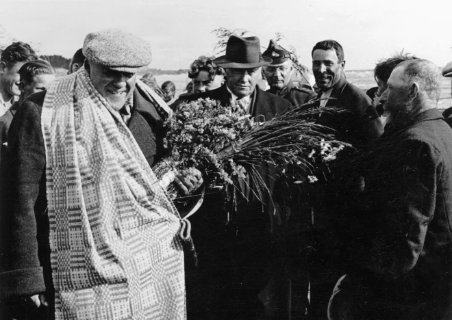 Reizēm vadoņa izbraucieni pie tautas izvērtās par savstarpēju apdāvināšanos. Šajā braucienā uz Liepāju Ulmanim tikusi tautiska sega un puķu pušķis.