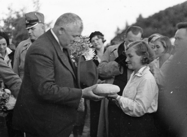 Tradicionāla aina – kārtējā pieturvietā prezidents saņem maizes klaipu.