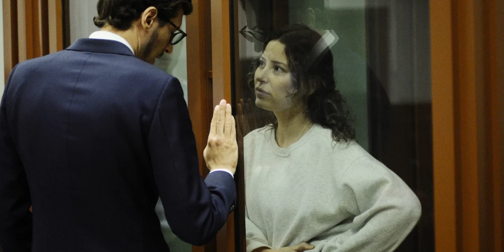 Ksenija Kareļina Krievijas tiesā tika atzīta par vainīgu “valsts nodevībā”.