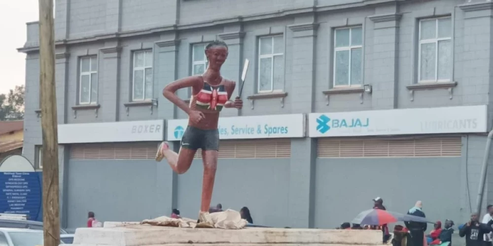 Ko tādu redzot, var nobīties. Pilsētas varas iestādes sportistu statujas novāca, pirms tās ierauga Kenijas prezidents. 