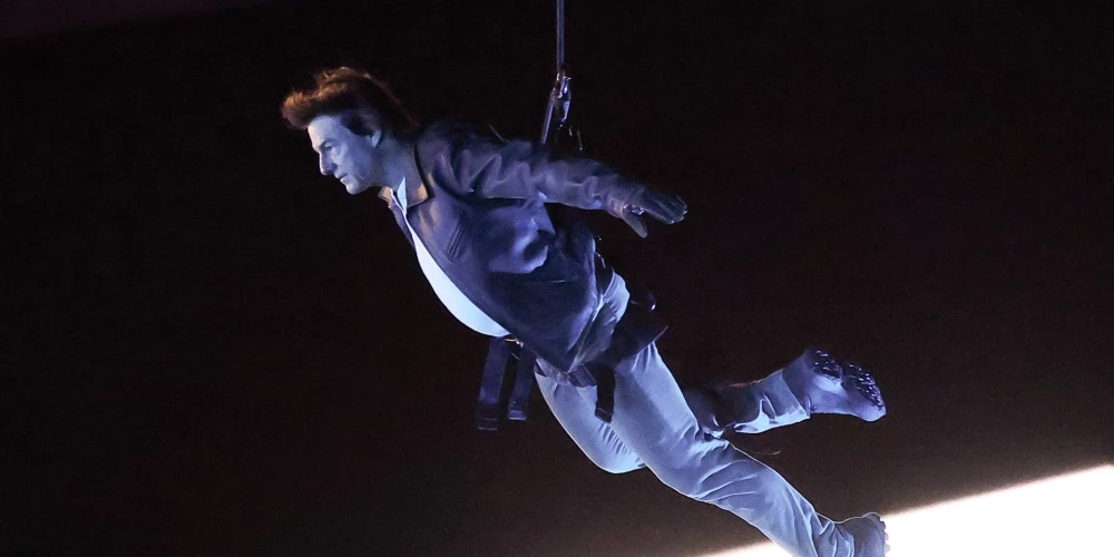 Toms Krūzs Parīzes olimpisko spēļu noslēguma ceremonijā.