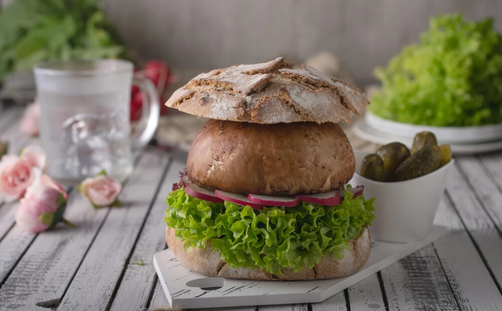 Mājās gatavots burgers: dažas lieliskas idejas, ko tajā likt iekšā