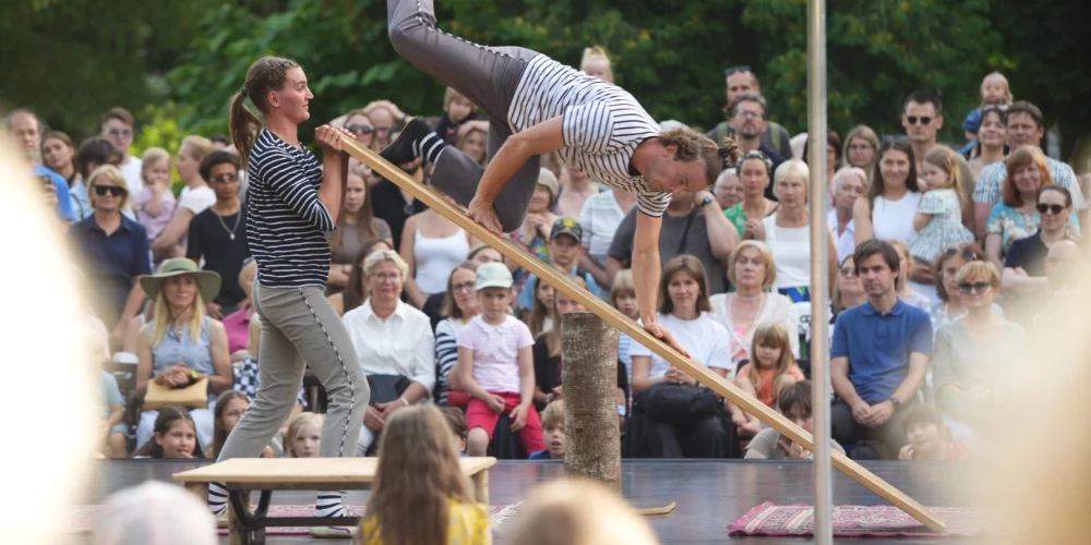 Vērmanes dārzā notika starptautiskā laikmetīgā cirka un ielu mākslas festivāla "Re Rīga!" pasākumi.