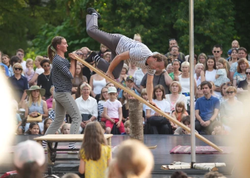 Vērmanes dārzā notika starptautiskā laikmetīgā cirka un ielu mākslas festivāla "Re Rīga!" pasākumi.