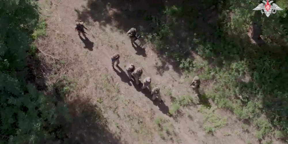 Krievu karavīri padodas gūstā.