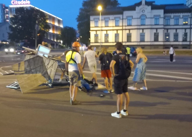 ДТП возле Вантового моста: мотоциклист снес ограждения на набережной 11 Ноября