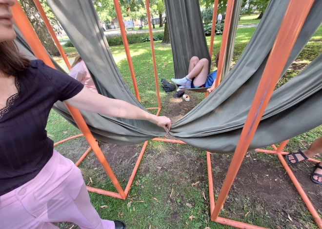 Nedēļas laikā jau otro vides objektu Rīgā atzīst par bīstamu iedzīvotājiem! Demontēs Vērmanes dārzā izvietotās šūpoles