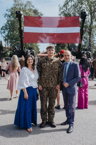 Helvis ar tēvu Imantu un mammu Dinu Parādniekiem, savu dienestu noslēdzot.