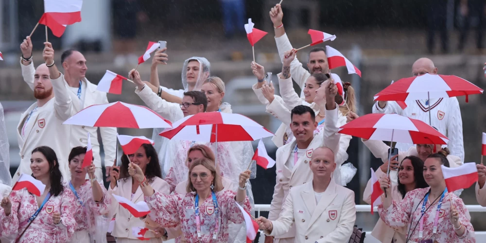 Daļa no Polijas delegācijas Parīzes olimpisko spēļu atklāšanā.