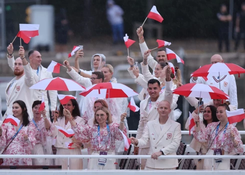 Daļa no Polijas delegācijas Parīzes olimpisko spēļu atklāšanā.