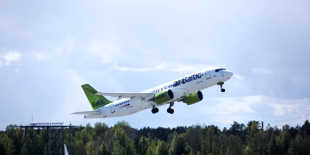 Lidsabiedrības "airBaltic" lidmašīna starptautiskajā lidostā "Rīga".