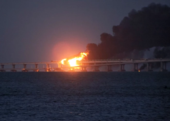 Lielākais raķešu uzbrukums kara laikā! Ukraina pa Krimas tiltu raidījusi 12 raķešu triecienus