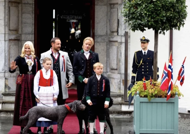 Kroņprincese Mete Mārita, kroņprincis Hokons, princese Ingrīda Aleksandra, princis Sverre Magnuss un Mariuss Borgs Heibijs.