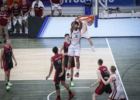  Atlētiskā basketbolista spēlē redzami daudzi šādi momenti. Fransuā Nkojs-Īls 2022. gadā Latvijas U-16 izlases rindās mačā pret Beļģiju triec bumbu grozā no augšās.