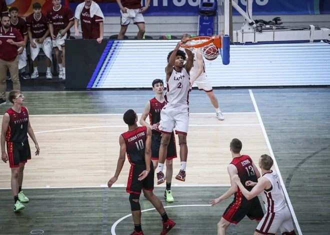  Atlētiskā basketbolista spēlē redzami daudzi šādi momenti. Fransuā Nkojs-Īls 2022. gadā Latvijas U-16 izlases rindās mačā pret Beļģiju triec bumbu grozā no augšās.