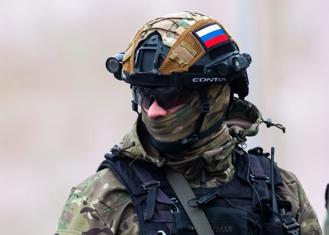 Украинский омбудсмен обратился в ООН из-за видео, на котором российский солдат показывает насаженную на шест голову военного ВСУ