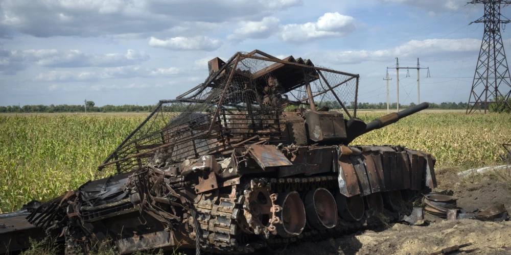 Iznīcināts Krievijas tanks Kurskas reģionā, Krievijā, piektdien, 2024. gada 16. augustā. 
