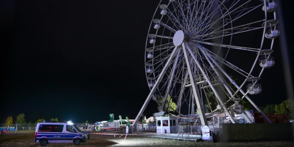 Vācijas austrumos netālu no Leipcigas Haifīldas rokfestivāla laikā aizdedzies panorāmas rats. 
