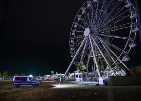 Vācijas austrumos netālu no Leipcigas Haifīldas rokfestivāla laikā aizdedzies panorāmas rats. 