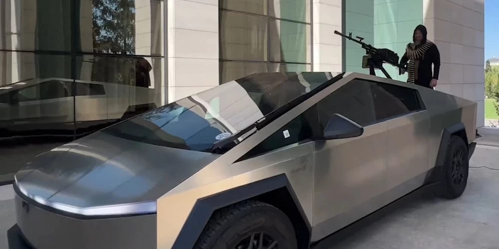  Čečenijas vadītājs Ramzans Kadirovs pie "Cybertruck" Groznijā. 2024. gada 17. augusts.
