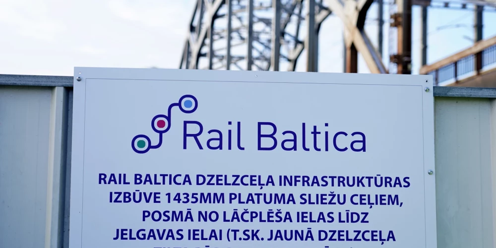"Rail Baltica" izkārtne par tilta būvniecības darbu plānu, izbūves metodi un parametriem pie promenādes Ģenerāļa Radziņa krastmalā.