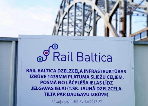 "Rail Baltica" izkārtne par tilta būvniecības darbu plānu, izbūves metodi un parametriem pie promenādes Ģenerāļa Radziņa krastmalā.